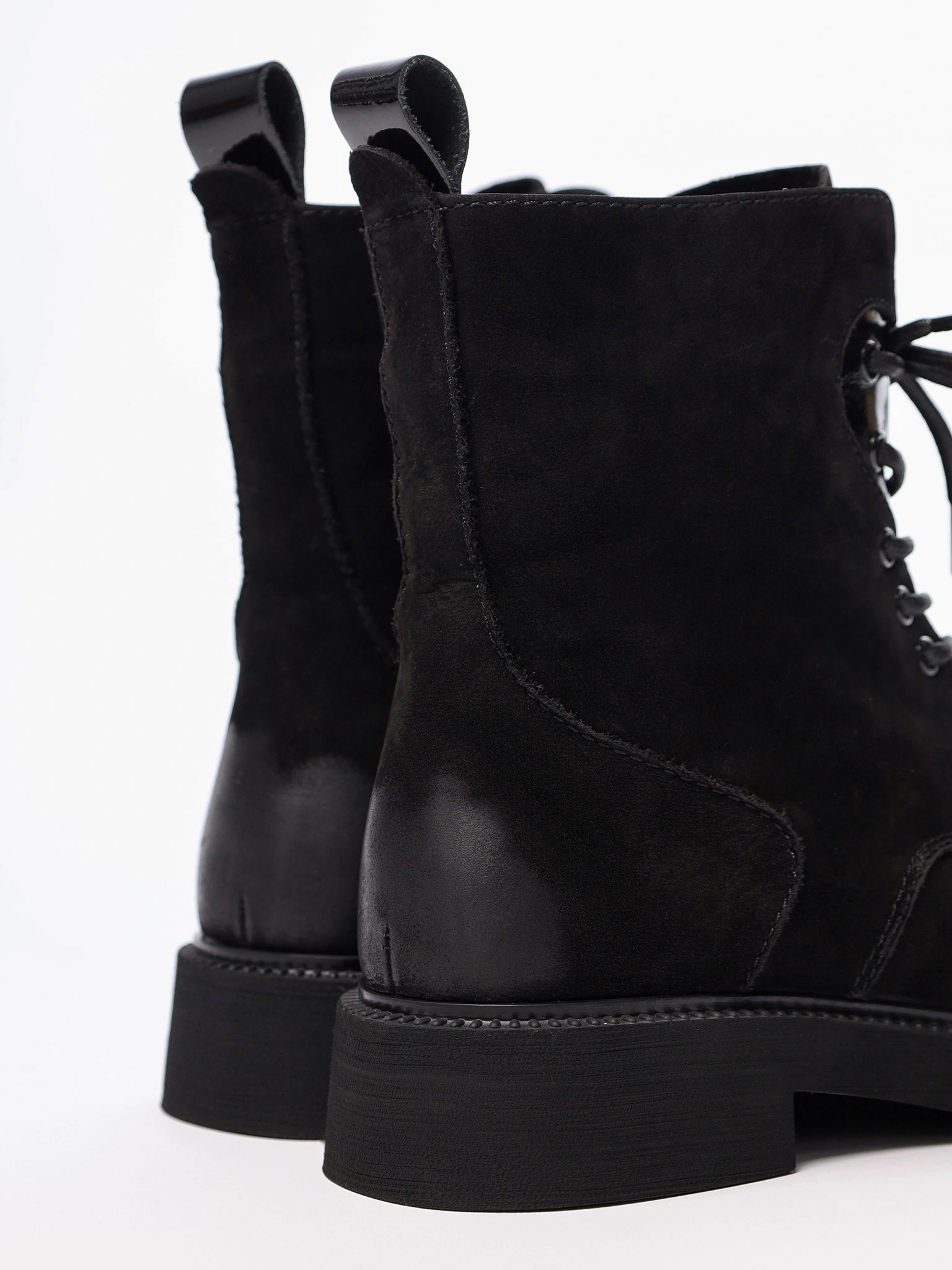 Ботинки-дерби черного цвета на среднем каблуке